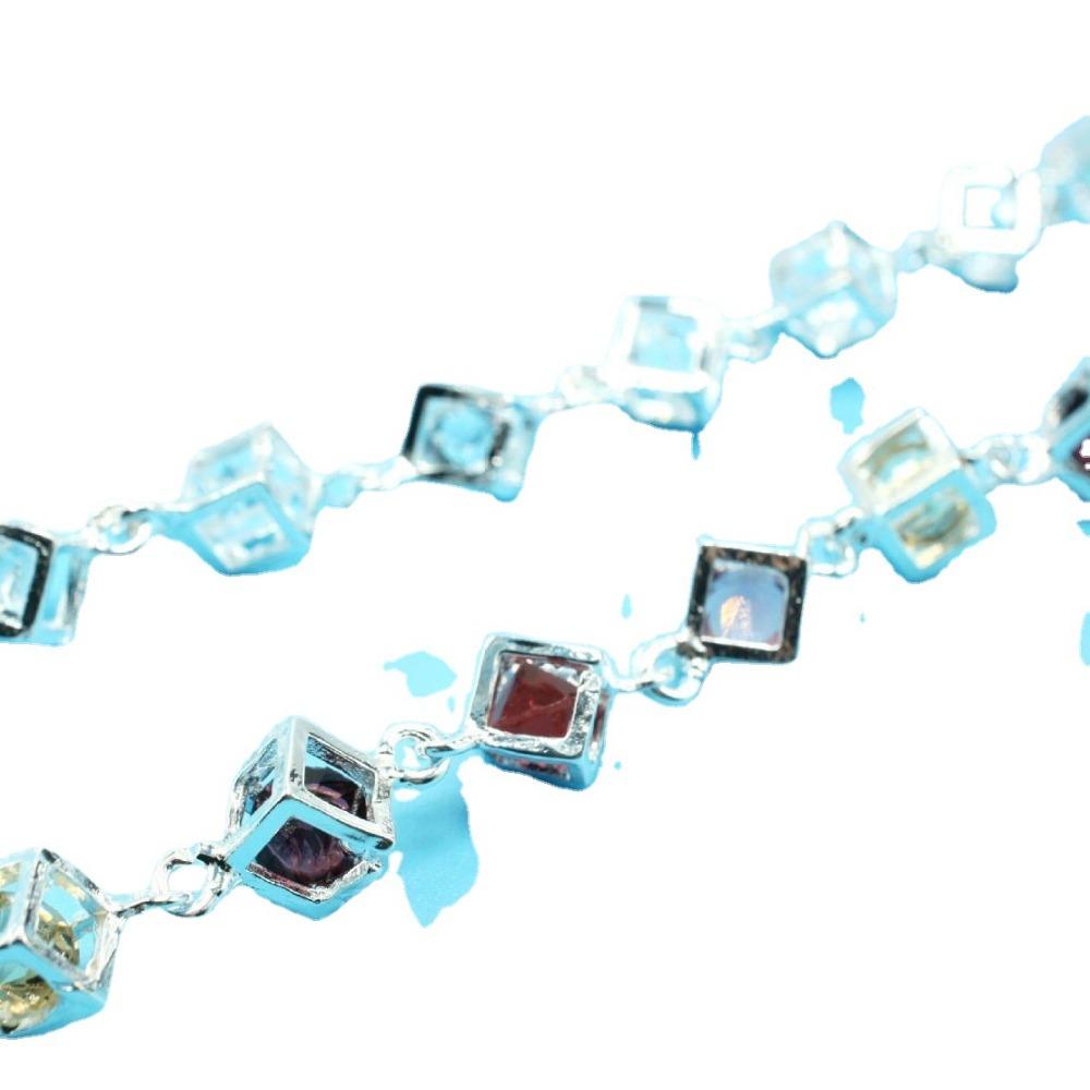 Versilbertes Kupfer-Quadratarmband mit weißen und bunten Diamanten Eleganter Schmuck für Frauen