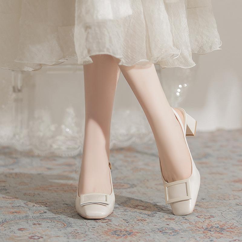 Nude quadratischer Absatz High Heels Damen dicker Absatz 2025 Sommer neu Lackleder französische Schnalle schlicht hinten leer Taschenkopf Sandalen