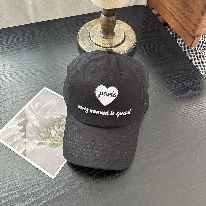 

Любовь Вышитая Бейсболка Буквы в Форме Сердца Бейсболка Подчеркивающая Лицо Маленькая Универсальная Парный Стиль Защита от Солнца Мягкий Верх Adjustable