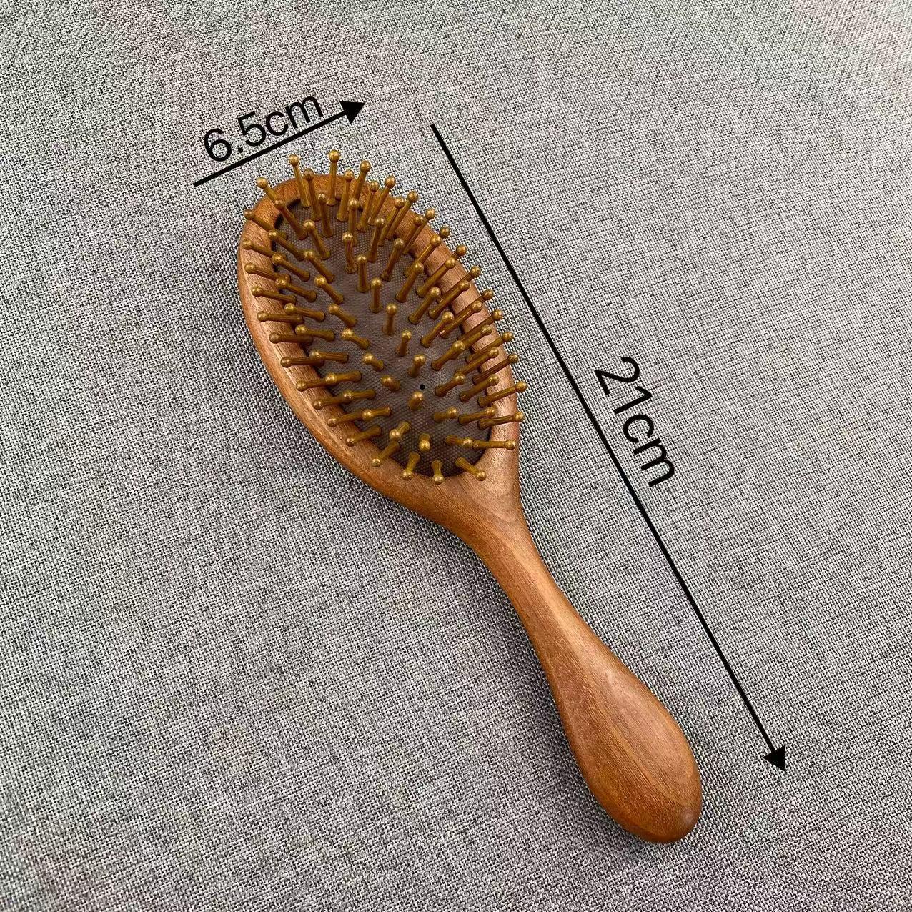 

Массажная лопатка-расческа из золотого сандала с бамбуковой щетиной