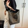 Spring Casual Relaxation Large-capacity Bag Female Popular Leopard Print Shoulder Bag Commuter Tote Bag