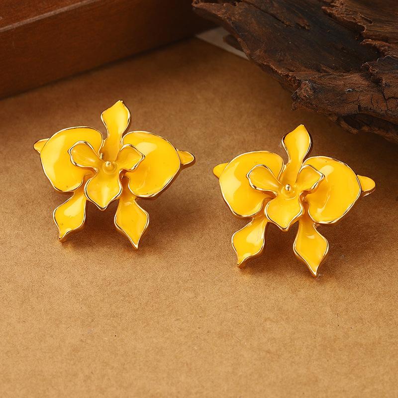 Retro flower earrings women s French light luxury sweet three-dimensional stud earrings summer new high-end double-layer earrings jewelry