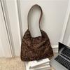 Modern Tote Bag With Special Material Large Capacity For Daily Commute And Street Style