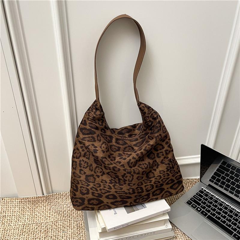 Modern Tote Bag With Special Material Large Capacity For Daily Commute And Street Style