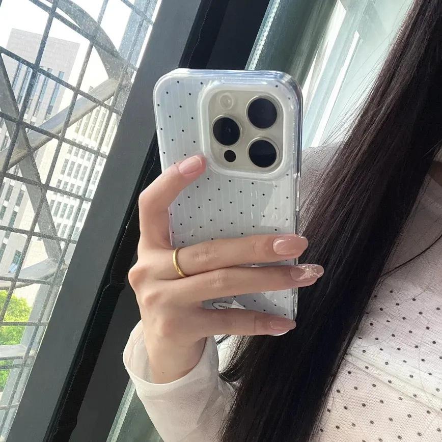 La coque de téléphone portable iPhone17promax à rayures bleues et pois est adaptée pour Apple 16promax coque IMD fond blanc 15.