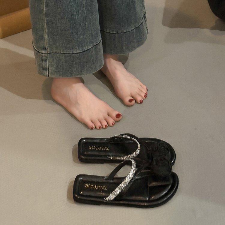 

French flat-bottomed set of toe cool slippers for women s summer wear 2025 new soft-soled skirt temperament celebrity beach sandals 35