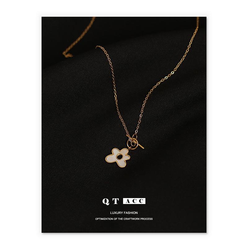 

Vintage European-American Style Gold-Plated Mother-of-Pearl Flower Necklace for Women