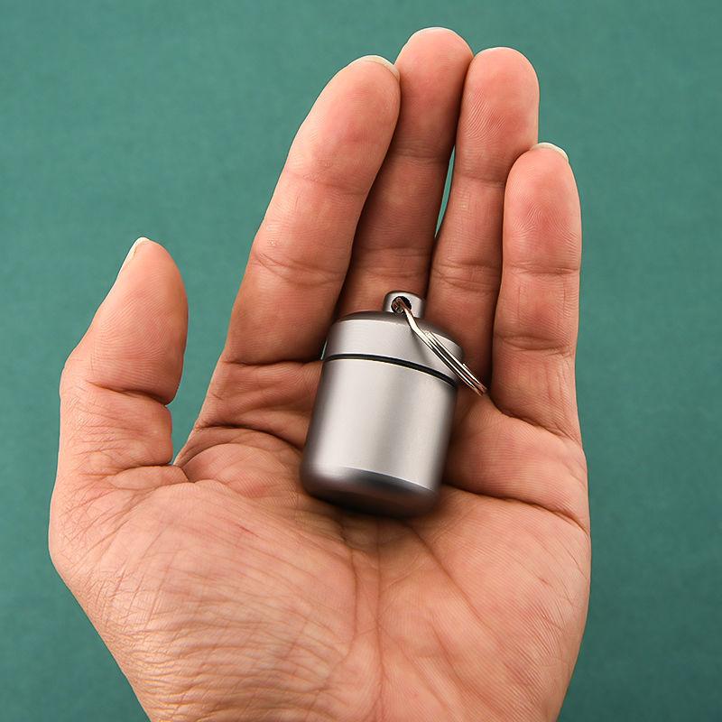 1 Stück Metall Mini Wasserdicht Legierung Reise Pillendose Pillenflasche Versteck Medikamentenhalter Behälter Schlüsselanhänger Medizinbox Gesundheitswesen