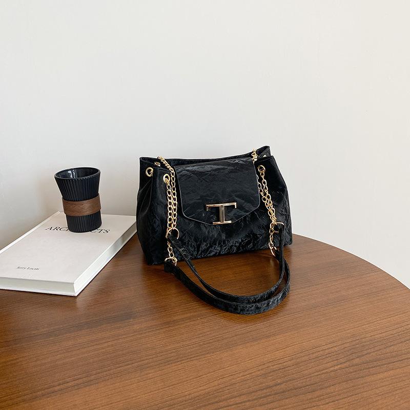 

Versatile casual chain One shoulder armpit bag Letter decoration Simple large capacity tote bag Crossbody bag Women s bag чёрный