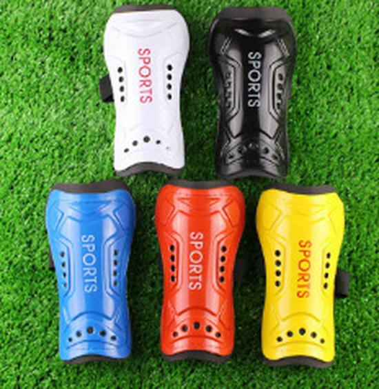 Atmungsaktive Schienbeinschoner-Ärmel im Taschenformat: Fußballsocken mit weichen Einsätzen für Erwachsene & Jugendliche.