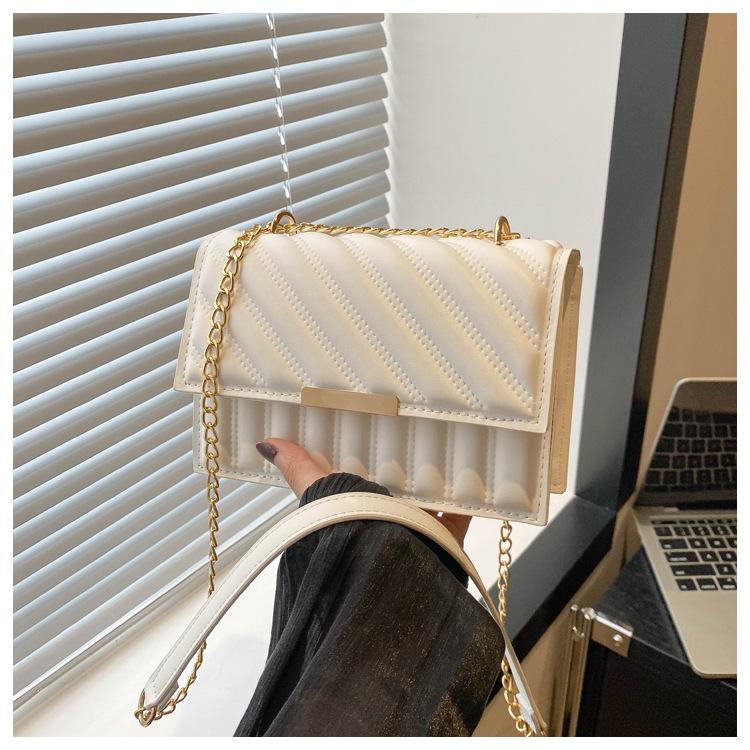 

Стильная и простая сумка-цепочка женская летняя 2024 года, новая текстура, маленькая квадратная сумка, ретро-сумка для поездок на работу, женская сумка-мессенджер белый