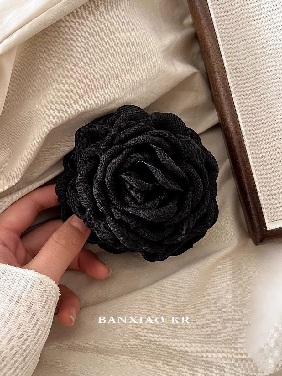 

Заколка для волос в виде розы на затылке женской высокой прически и заколка для волос в виде акулы black(1pc)