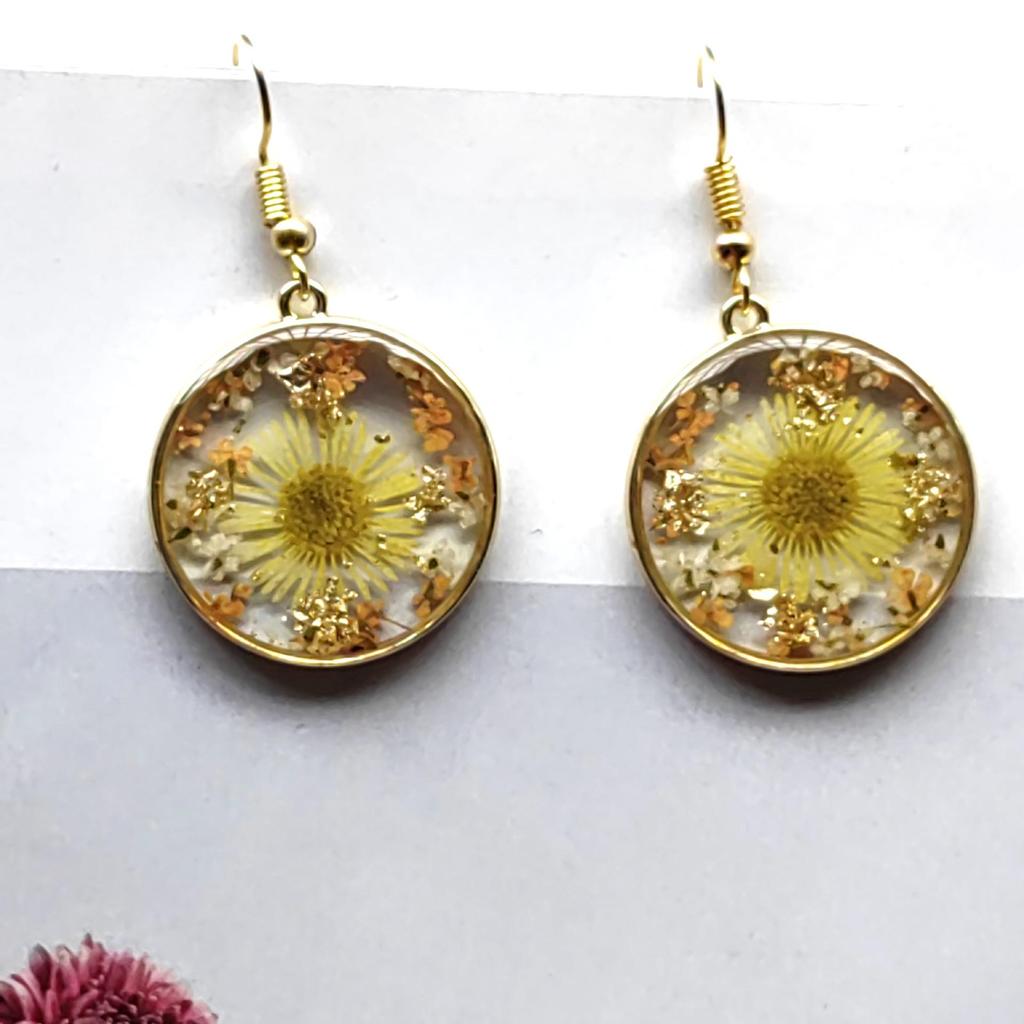 Summer Dried Daisy & Butterfly Earrings - Preserved Flower Design for Women