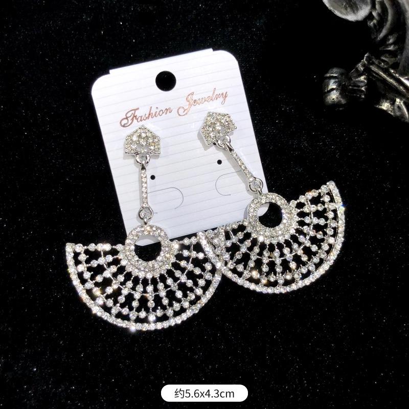 Korean Version of Celebrity Luxury Crystal Flash Diamond Stud Earrings Women's Banquet Exaggerated Temperament Fringed Earrings Retro Zircon Earrings