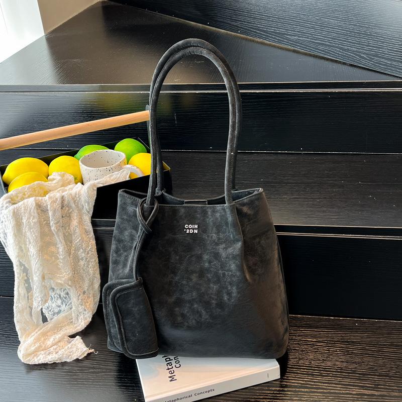 

New women s bag Victoria Harbour Theater tote bag large-capacity women s commuting autumn and winter matte surface portable shoulder bag чёрный