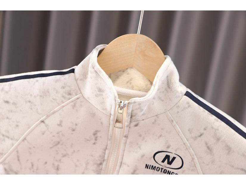 Dětské jarní obleky: Stylové bundy a sportovní dvoudílné soupravy pro chlapce a dívky 2025.