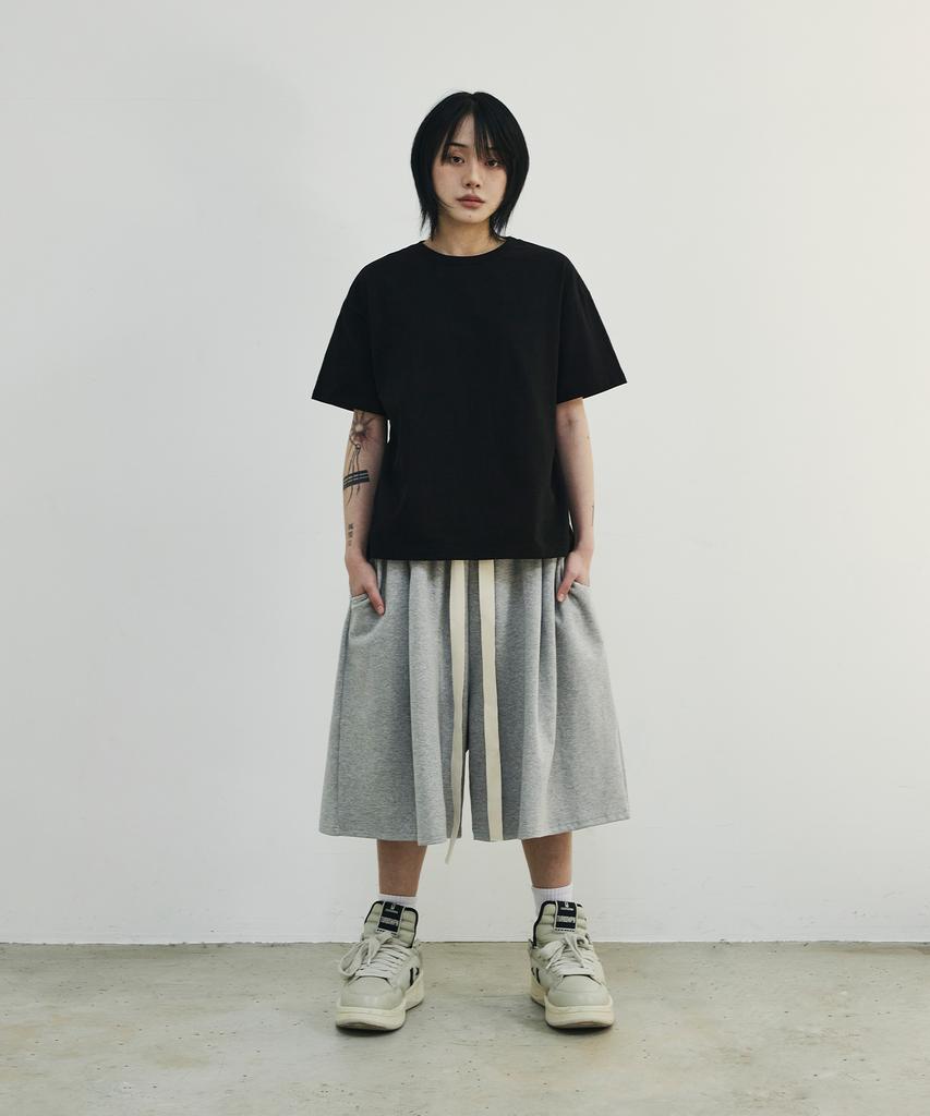 SCALLYWAG [Ryu Jeong-Ran × Skelly Wung] Pull Up Crop T-Shirt [Black]