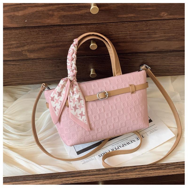 Small bags are popular today, women's summer new fashion messenger bags, portable bucket bags.