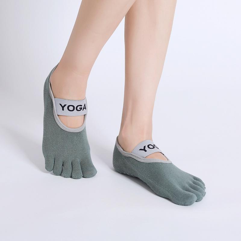 Anti-Odor Split-Toe Yoga Socks with Wide Straps, Gel Dots, and Five-Toe Design in Color-Blocked Combed Cotton