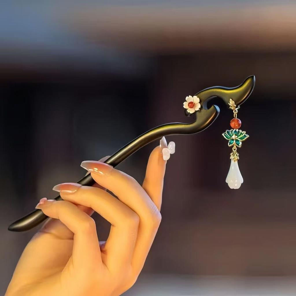Sandalwood Women's Hairpin: Elegant Modern-Chinese Style Wooden Updo Stick