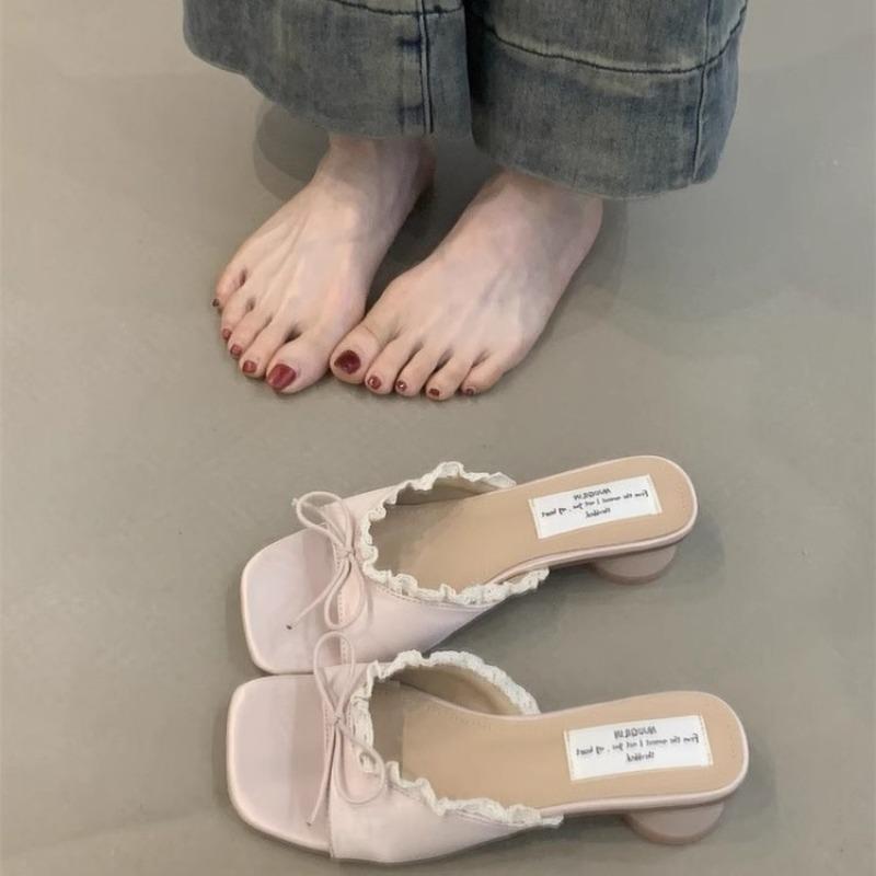 Yellow cool slippers are worn outside the summer new mid-heel square head with skirt cool slippers.