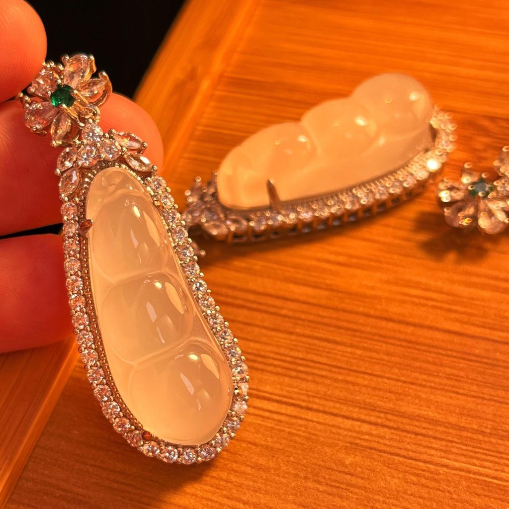 Jade White Ice Light Natural White Chalcedony Pendant Agate Pendant, Real Shot