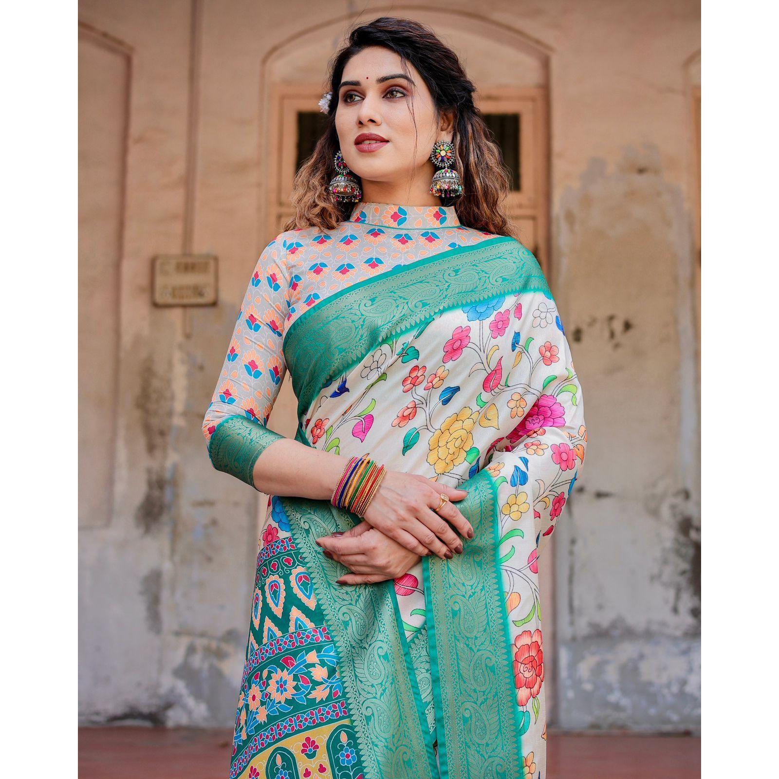 

Сари из чистого шелка с цифровой печатью, излучающее королевское очарование благодаря богатому паллу и замысловатой парчовой блузке.