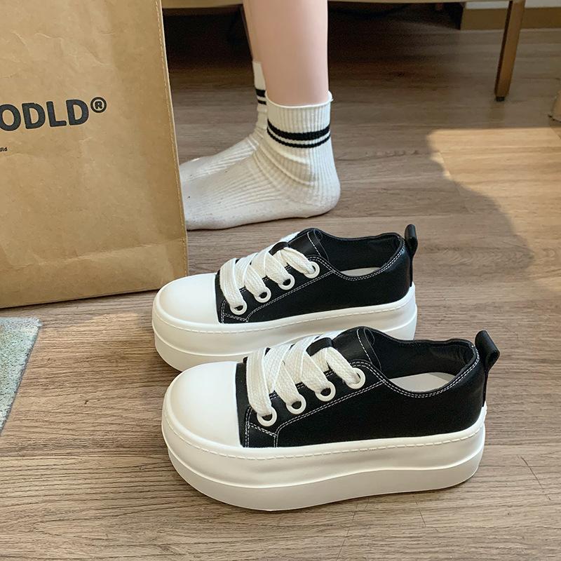Stazione europea vera pelle morbida base spessa scarpe donna primavera 2025 nuove scarpe bianche piccole punta rotonda allacciatura casual scarpe a panino