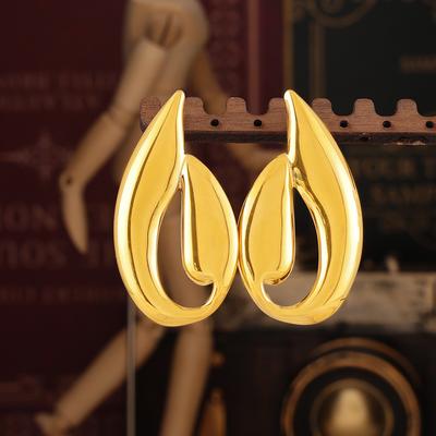 Schwerindustrie Speziell geformte glatte, unregelmäßige Ohrstecker Einzigartiges Design Titanstahl plattiert 18 Karat Gold Übertriebener Schmuck für kalten Wind