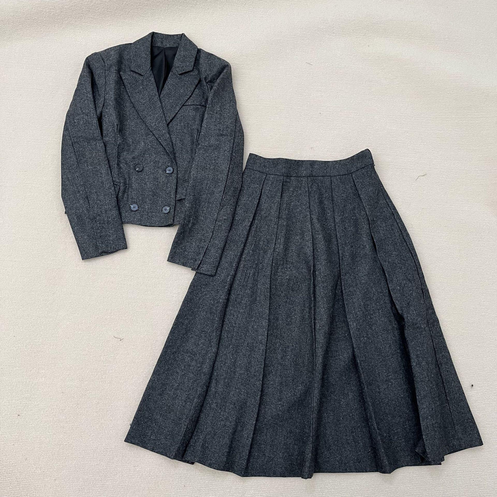 

Женский комплект из блейзера в елочку и плиссированной миди-юбки Осень/Зима 2024 Medium