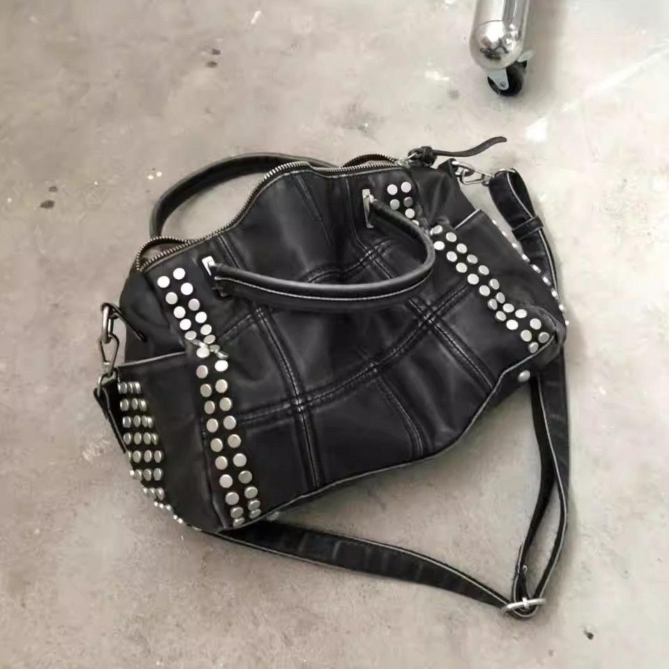 

2026 New Fashi Retro Style Metal Rivet Tote Bag Women s Handbag Large Capacity Motorcycle Bag Detachable Shoulder Strap чёрный