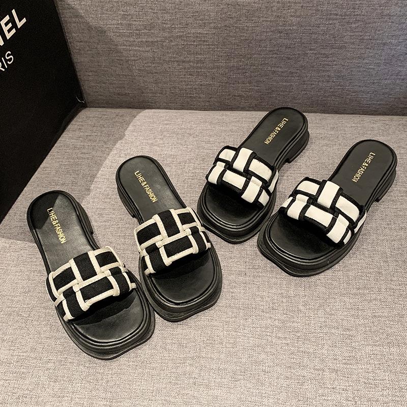 Super Fire Temperament Thick-soled Cool Slippers Women's Summer Wear Fashion 2025 New Niche High-end Going Out Beach Shoes