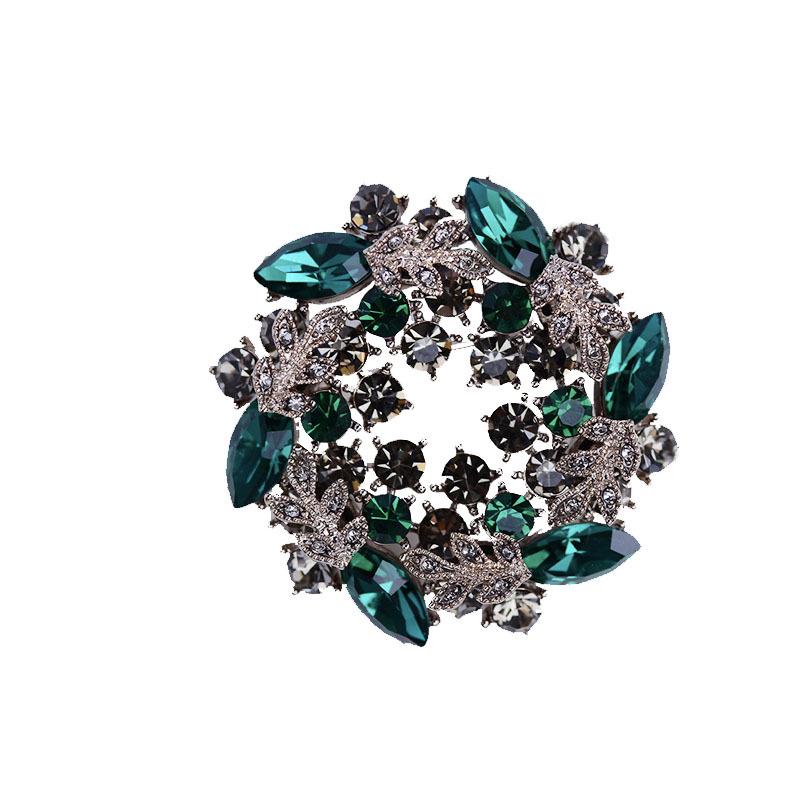 Elegant Retro Baroque Mini Wreath Brooch - Fashionable, Creative, and Cute Accessory for Clothing.