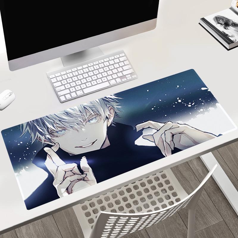 Tapis de bureau Jujutsu Kaisen 40x90x0.3CM avec les personnages Gojo, Yuji et Megumi.
