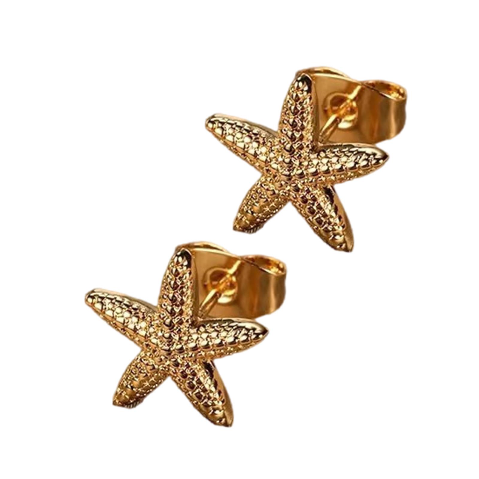 

Стильные серьги-пусеты в виде морских звезд золотистого тона, летние серьги на пляжную тематику, идеально подходящие для нарядов в прибрежном стиле и в качестве подарка золотой