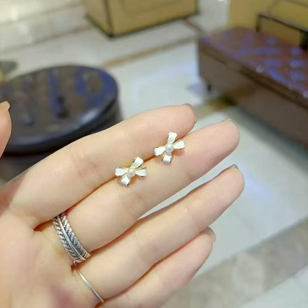 Exquisite Pearl Bow Stud Earrings: Elegant, Minimalist, and Versatile Fashion for Women.