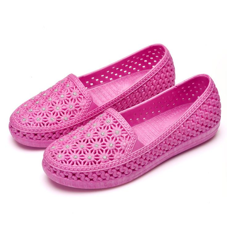 2024 Women's Closed Toe Flat Heel Sandals: Comfortable Summer Shoes for Middle-Aged & Elderly Mothers, Ideal for Nurses.