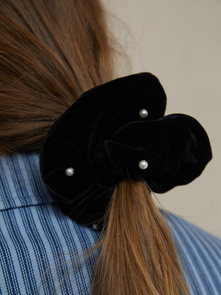 Leeenoir Velvet Pearl Scrunchie