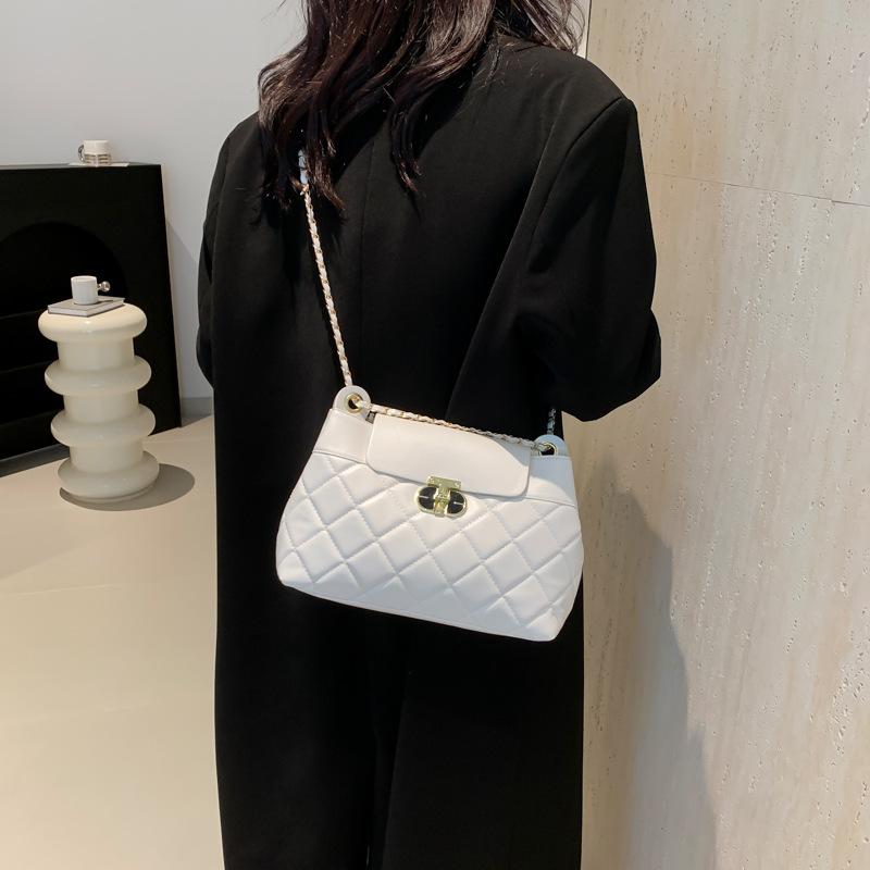 Textured Bag Women's 2024 Autumn and Winter New Fashion Diamond Chain Small Square Bag Versatile Commuter Messenger Bag