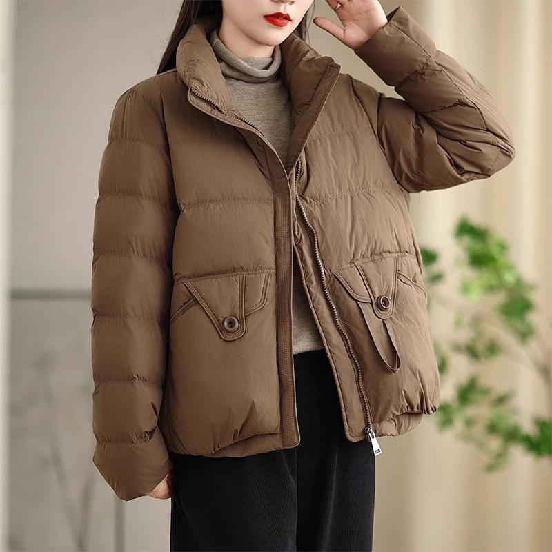 

Ретро короткий пуховик со стойкой воротником женский 2025 новая мода и литературный стиль белый утиный пух утолщенная повседневная куртка тренд S