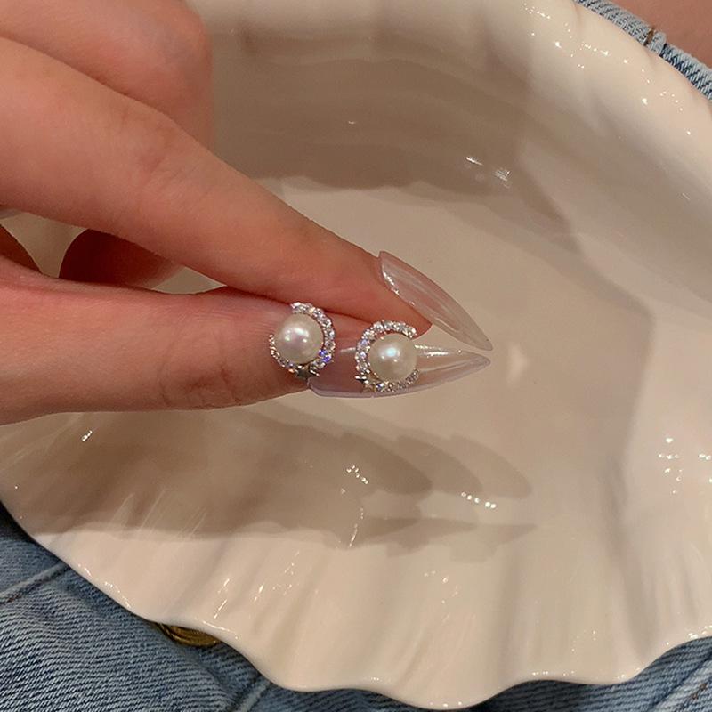 

Элегантные жемчужные серьги для женщин: Простой дизайн ниши с геометрической полукруглой формой