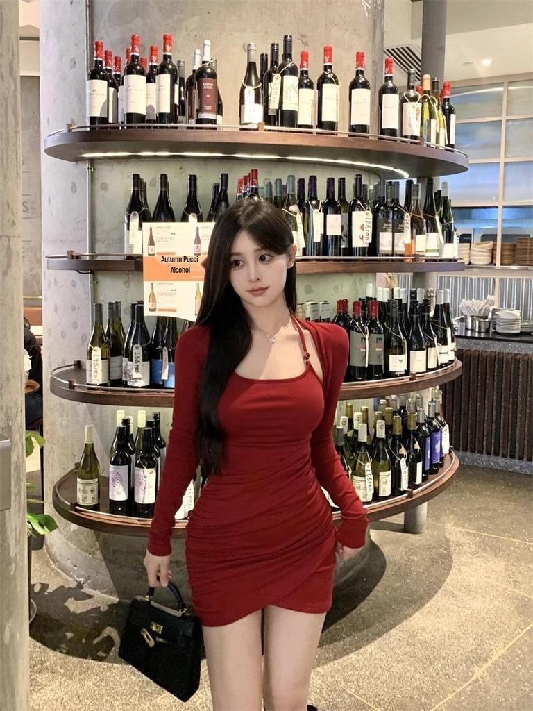 Women's Sexy Halter Neck Fake Two-Piece Dress – Long-Sleeved, Pleated Waist, Tight Hip-Wrap, Perfect for Autumn and Winter