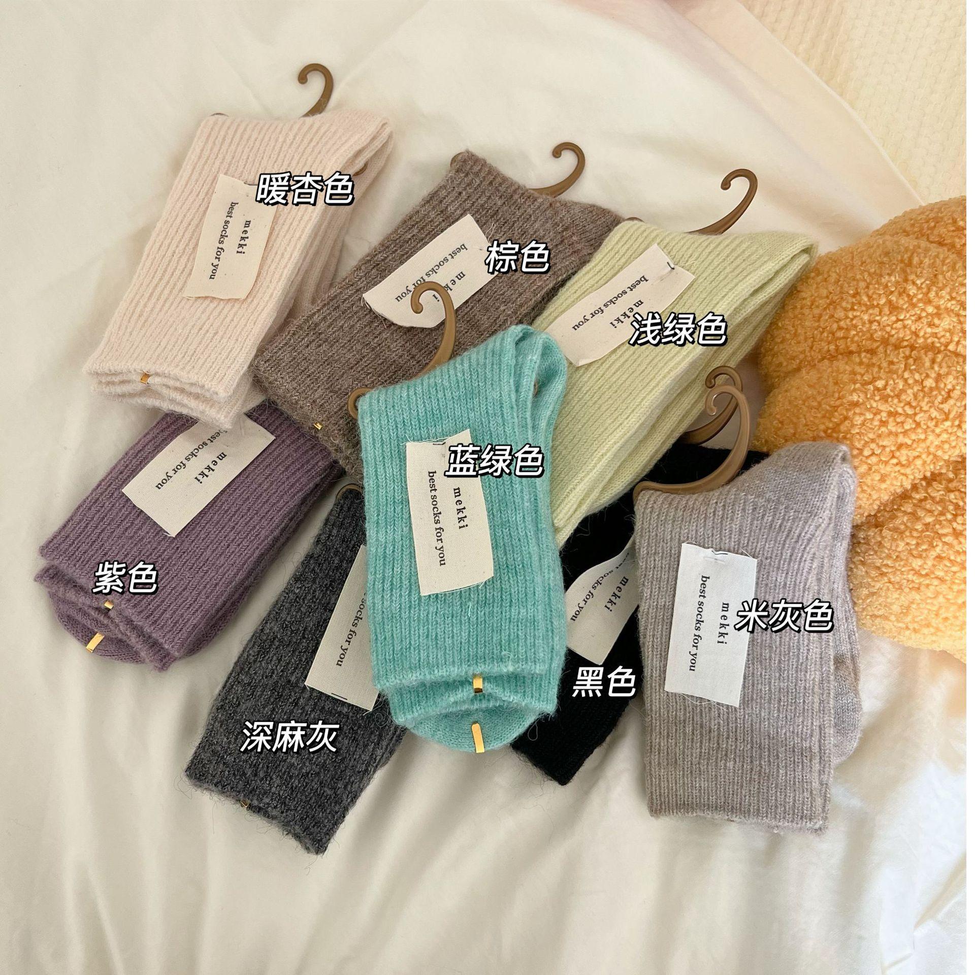 

2023 Thickened Wool Medium Tube Socks Women S Confinement Floor Socks Warm Solid Color Heating Wool Stacking Socks One size fits all чорний