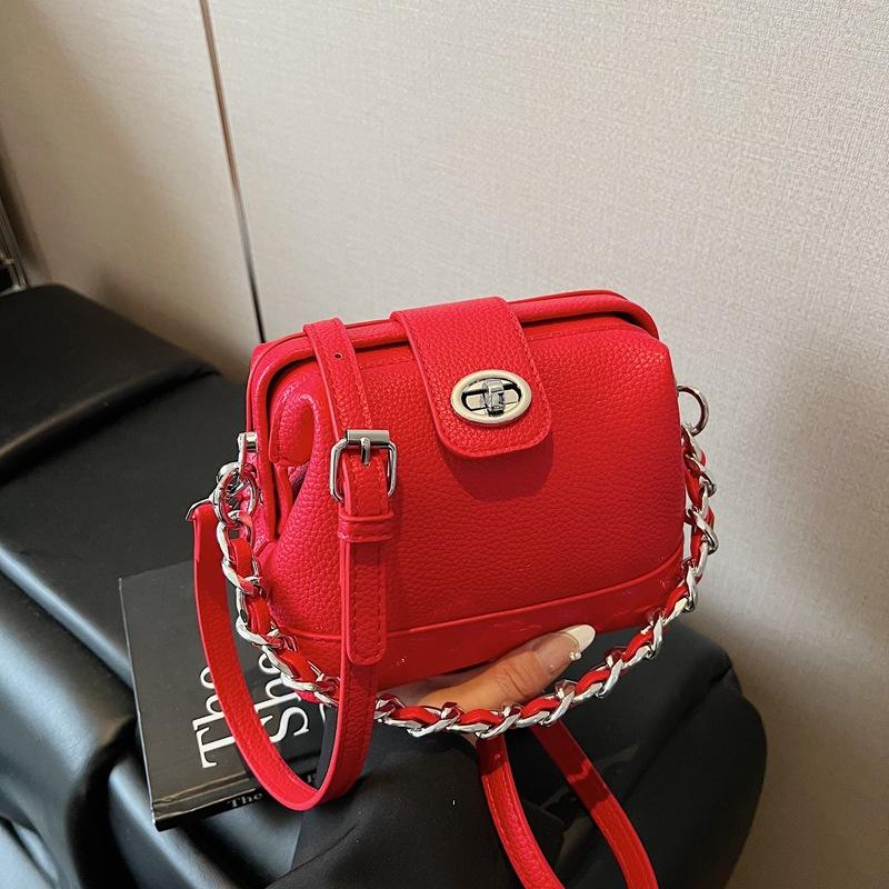 

Простая нишевая дизайнерская цепочная сумочка женская 2025 лето новая универсальная сумка-мессенджер ведро красный