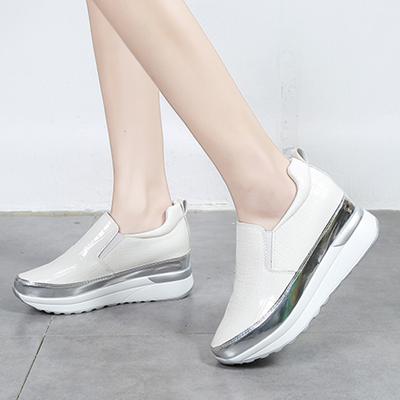 Modne Damskie Sneakersy na Grubej Platformie ze Skóry Lakierowanej Jesień 2024 Ukryty Obcas Buty Sportowe Damskie Duży Rozmiar 43 Gruba Podeszwa Mokasyny Buty
