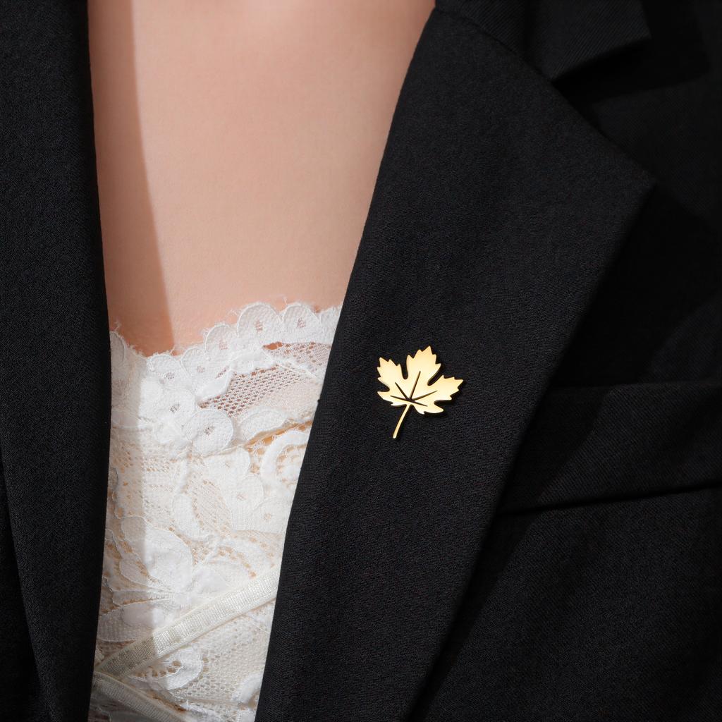 Fashion Maple Leaf Metal Brooch Gold-plated Plant Lapel Pins Skirt Hat Badges Stainless Steel Jewelry Accessories New Year Gifts
