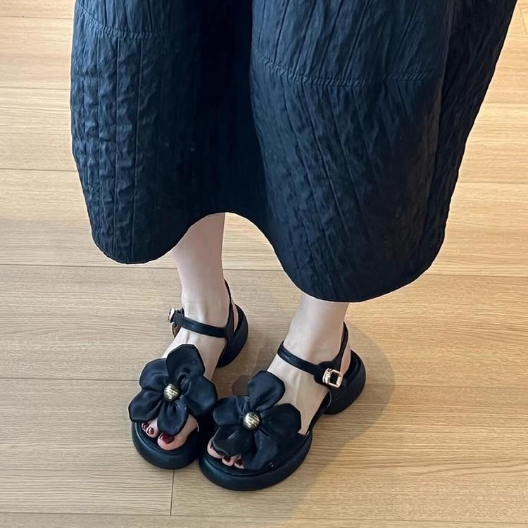 Weiche Lederversion! Sommer mit Rock, Sandalen, Metallblumen, schwarzer runder Spitze, Ein-Wort-Schnallenriemen, dicker Absatz Römerschuhe.