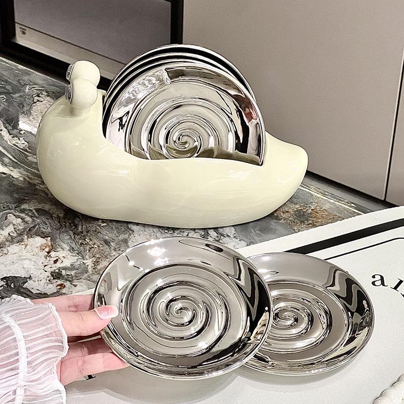 

Роскошные керамические костяные тарелки в виде улиток - Элегантный набор маленьких тарелок для украшения гостиной или кофейного столика.