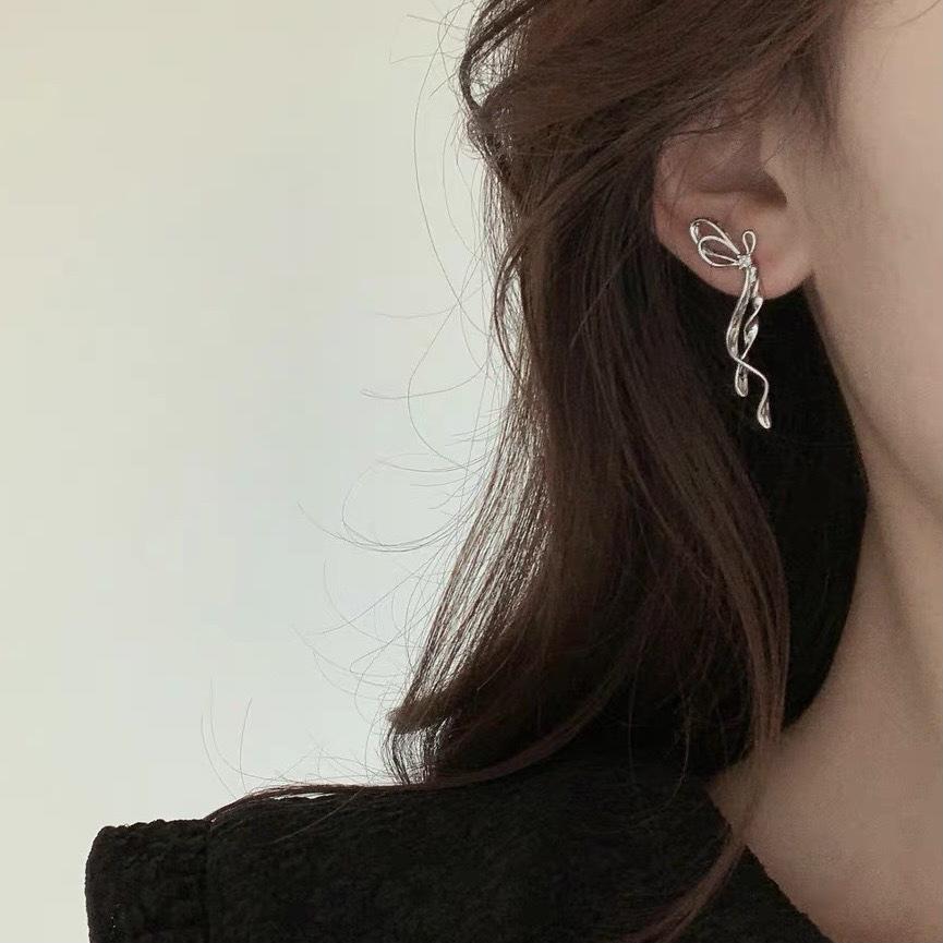 

Sweet temperament, new trendy bow, fringed stud earrings, women s French earrings, high-end earrings, exquisite and versatile.