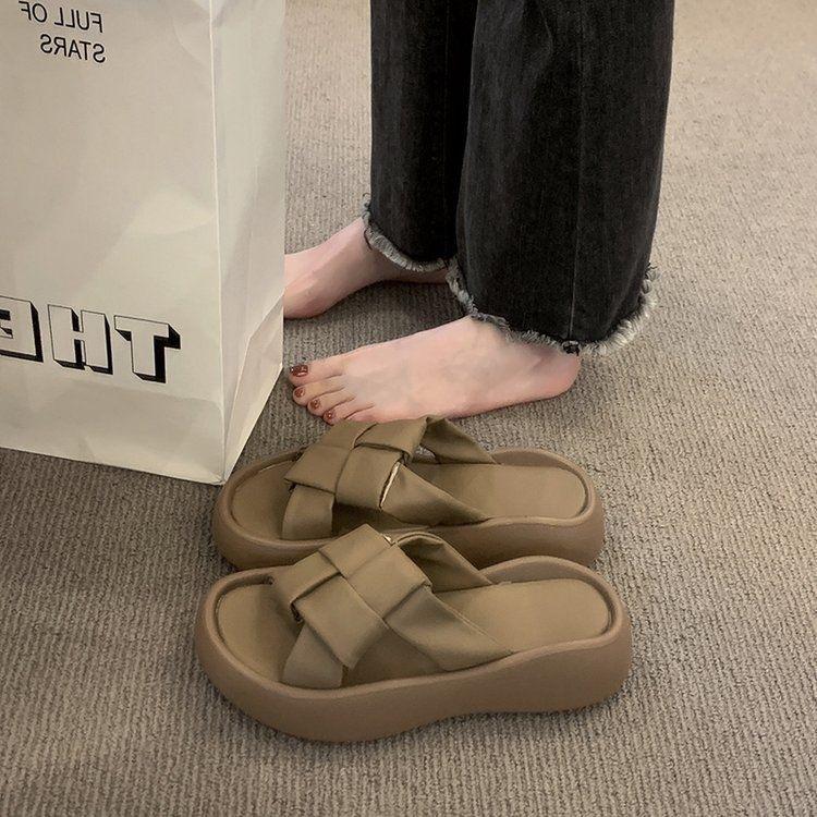 Cool slippers women wear new thick-soled beach sandals in summer, fashionable women's thick-soled one-word slippers for pregnant women